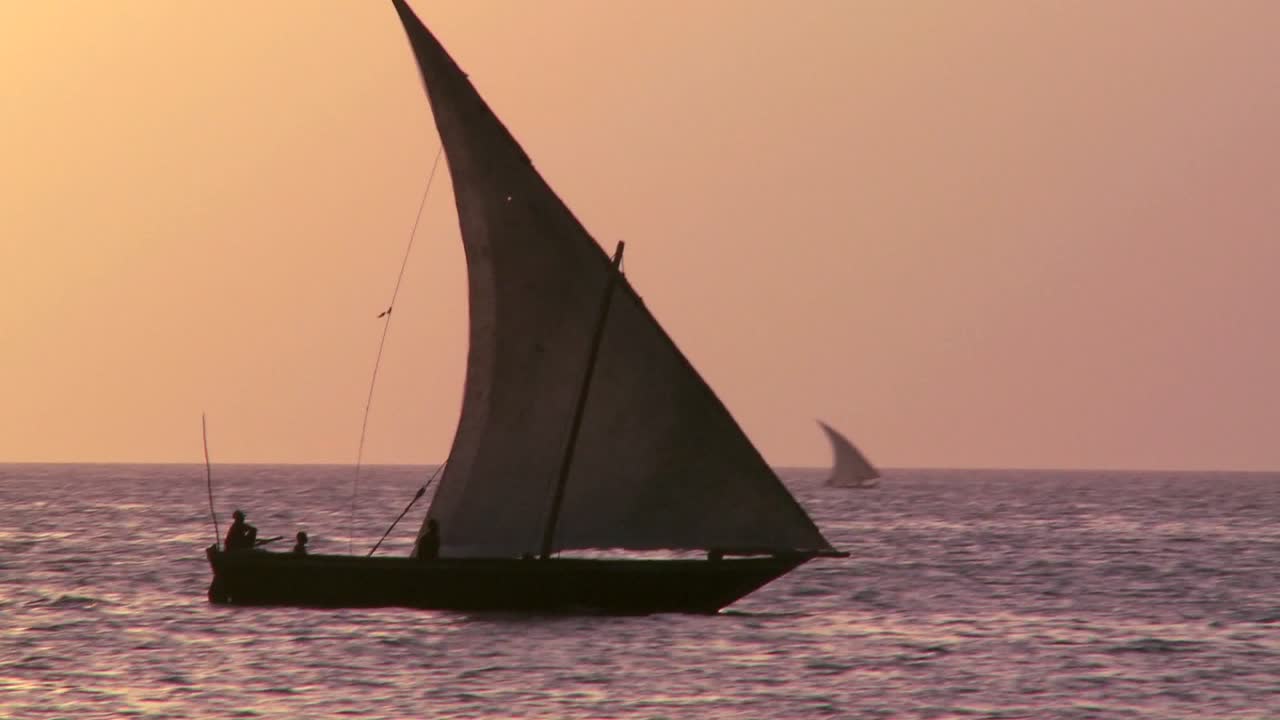 잔지바르에서 일몰을 항해하는 도우 범선의 아름다운 샷