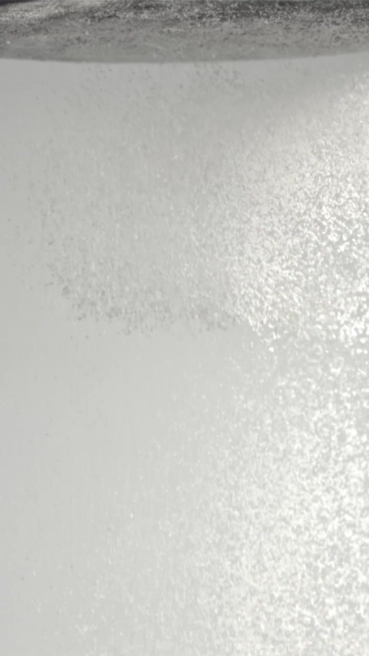 透明な液体の中で立ち上る発泡性の泡