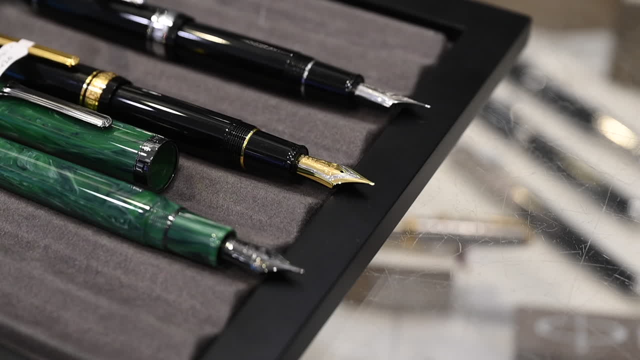 explorando el arte de las plumas estilográficas, las plumas estilográficas están en exhibición para la venta