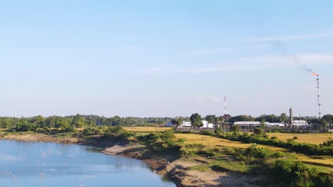 Gasanlage-Am-Fluss-In-Bangladesch