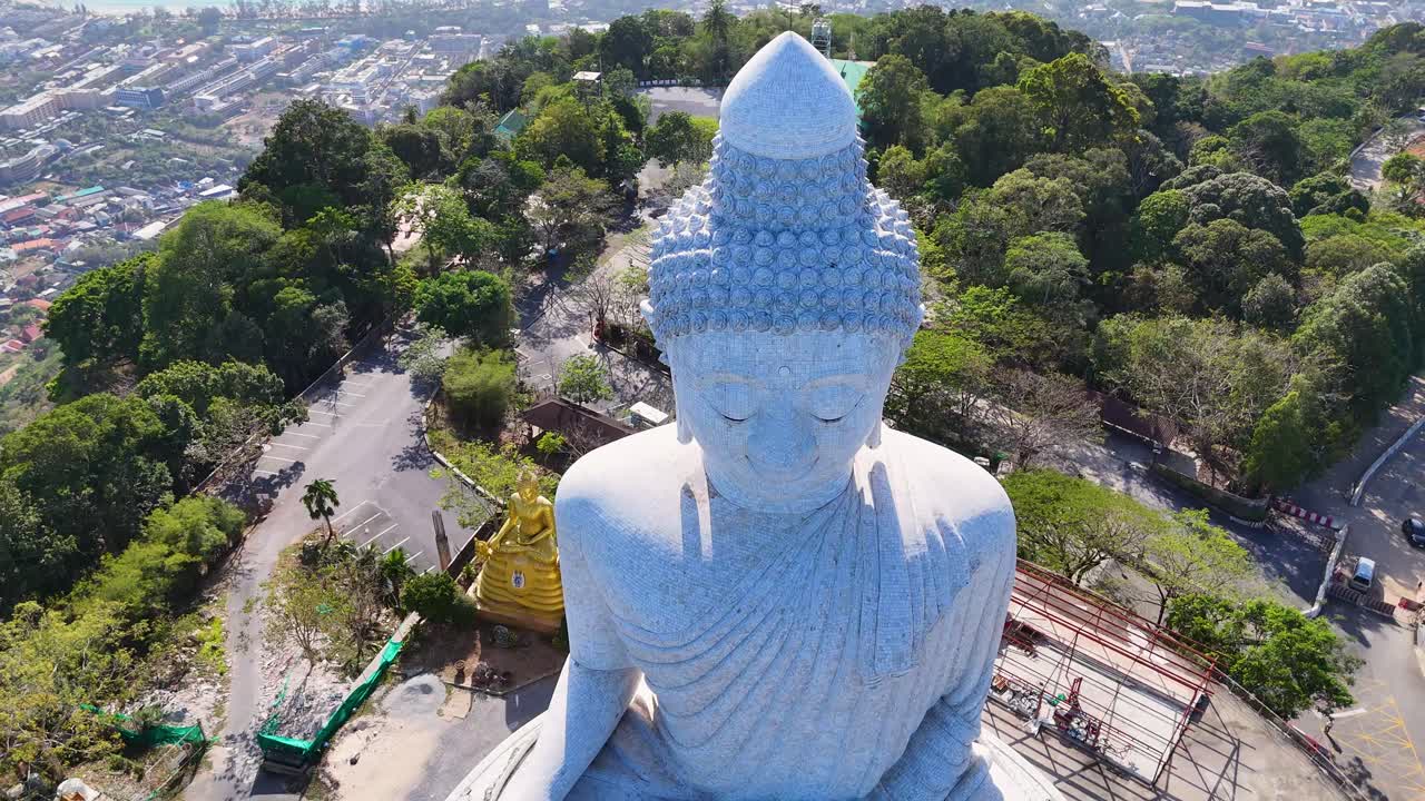 vista aérea del gran buda con vistas a la isla de phuket y el océano