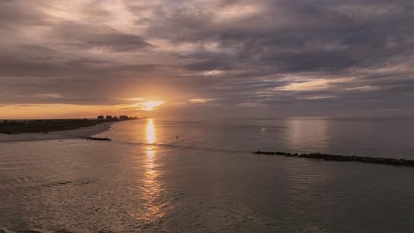 Salida-Del-Sol-Sobre-La-Playa-Naranja,-Alabama