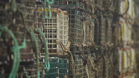 captura de detalle de trampa para langostas en maine con clima de niebla 4k 60p