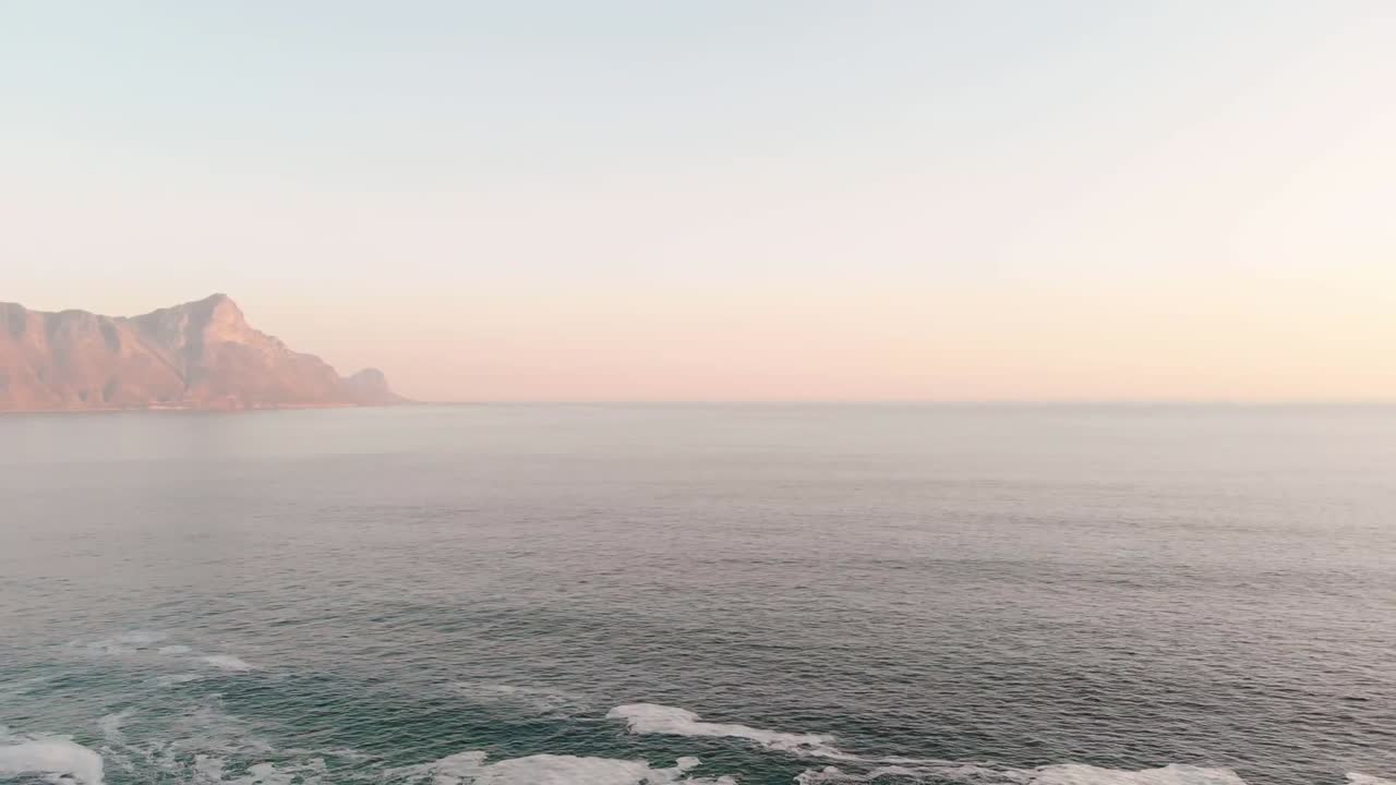 파도 와 바위 가 있는 바다 해안 의 아름다운 풍경 의 비디오