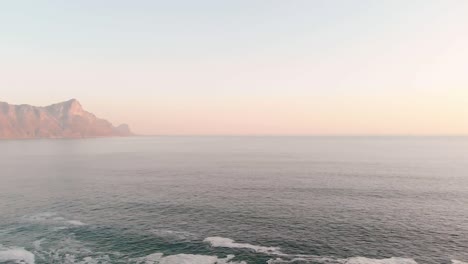 Video-Mit-Wunderschönem-Blick-Auf-Die-Meeresküste-Mit-Wellen-Und-Felsen