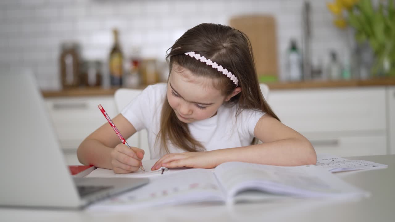 una niña haciendo la tarea en casa