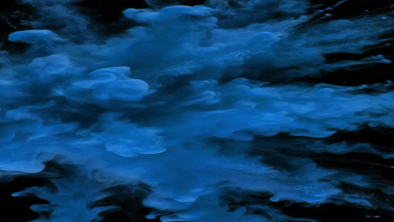 Esplosione di polvere blu su uno sfondo nero