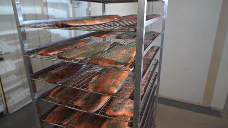 primer plano de una vista general de un carrito cargado de filetes de trucha arco iris grabados