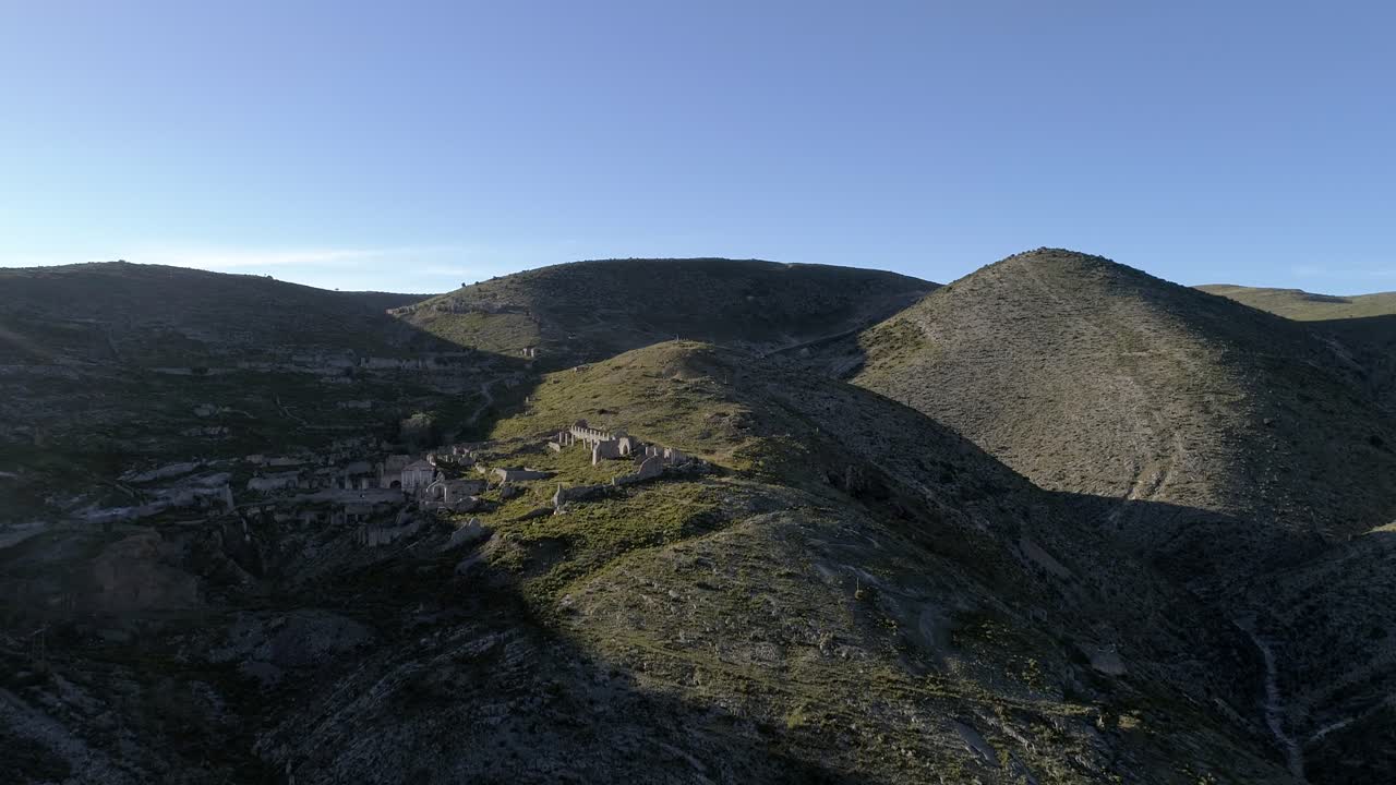 fotografía aérea de las ruinas de pueblo fantasma en real de catorce, san luis potosí, méxico