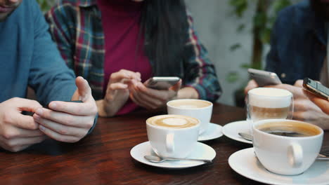 amigos reunidos en un café.