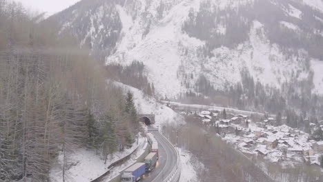 Panorámica-De-La-Vista-De-La-Cámara-Desde-La-Ventana-Skyway-Hasta-El-Mont-Blanc