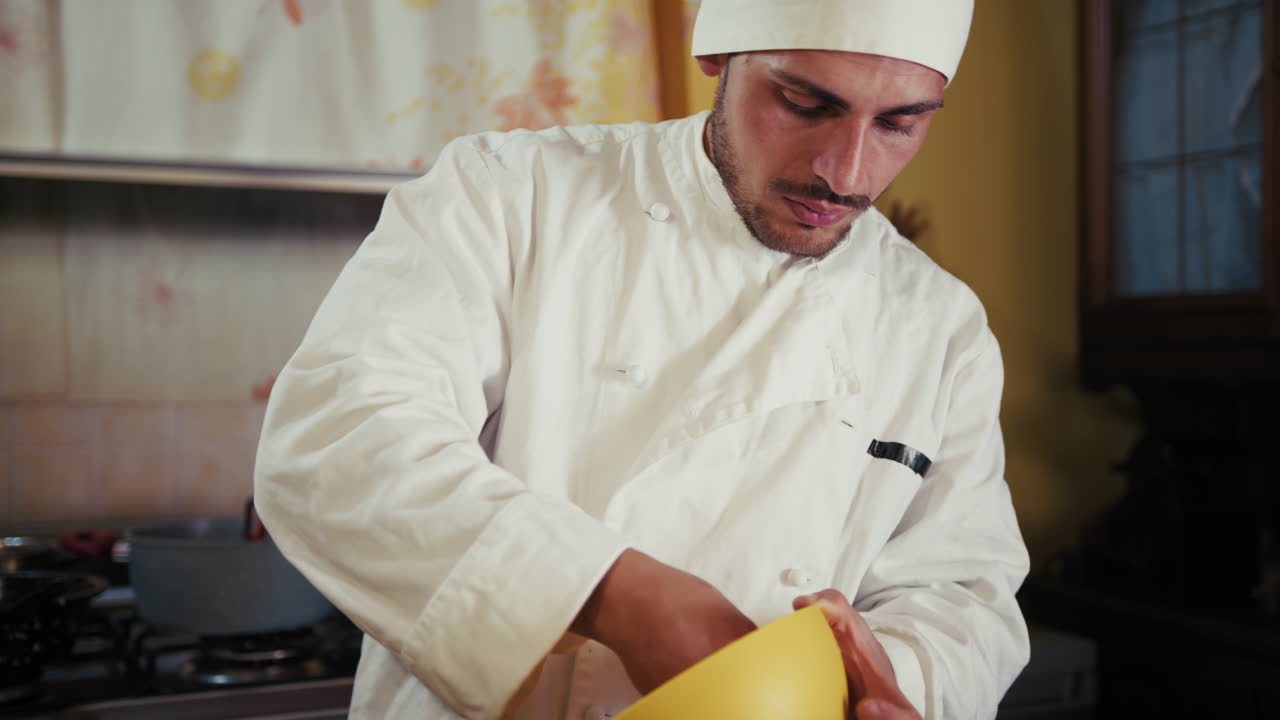 chef degustando comida en la cocina