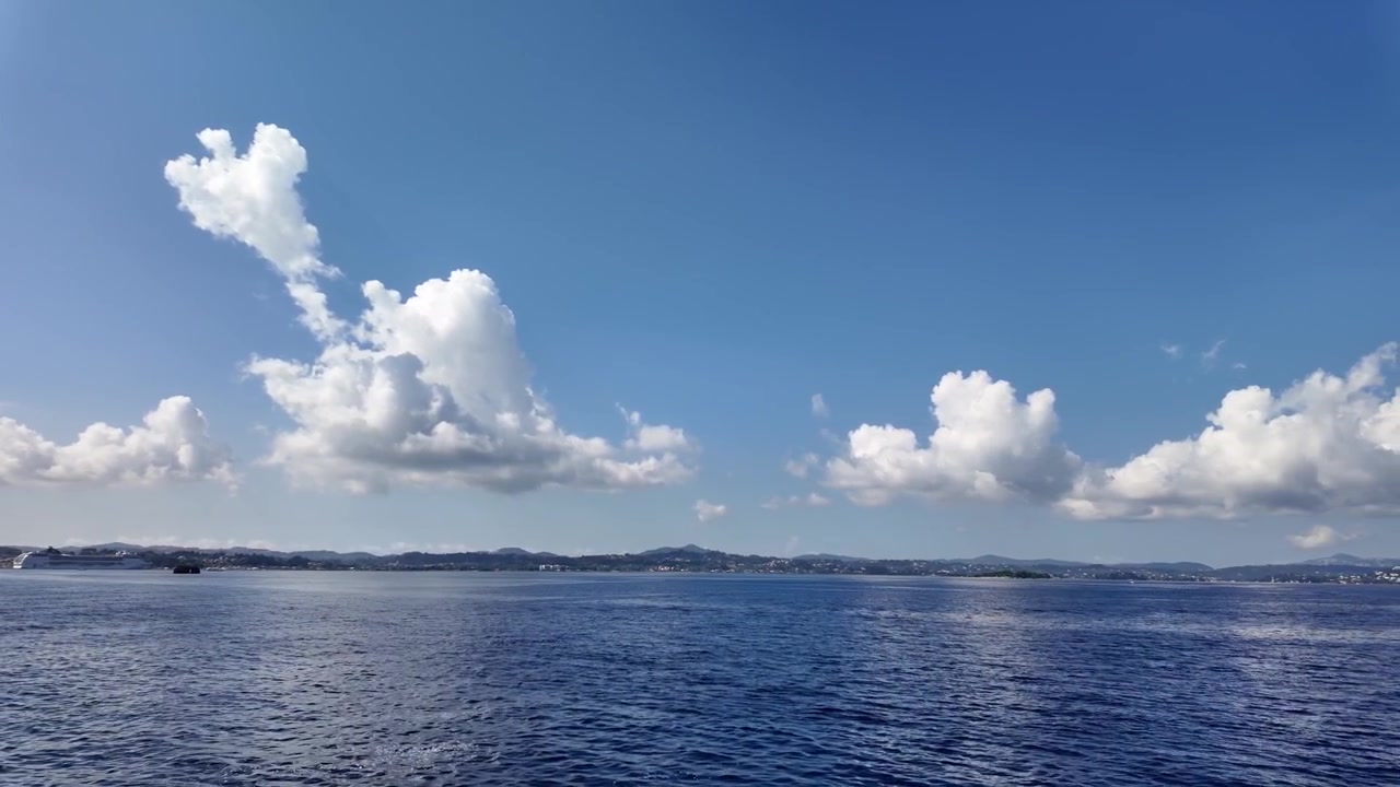 從渡輪欣賞希臘科孚島愛奧尼亞海的海岸山脈景色