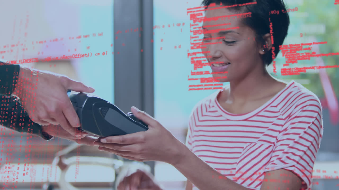 animación del procesamiento de datos sobre una mujer biracial que paga con tarjeta de crédito