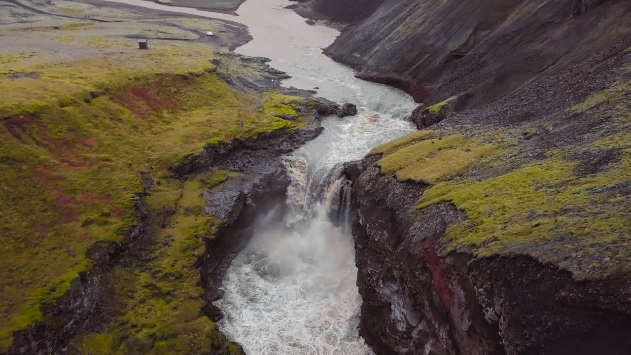 catarata islandesa en un cañón
