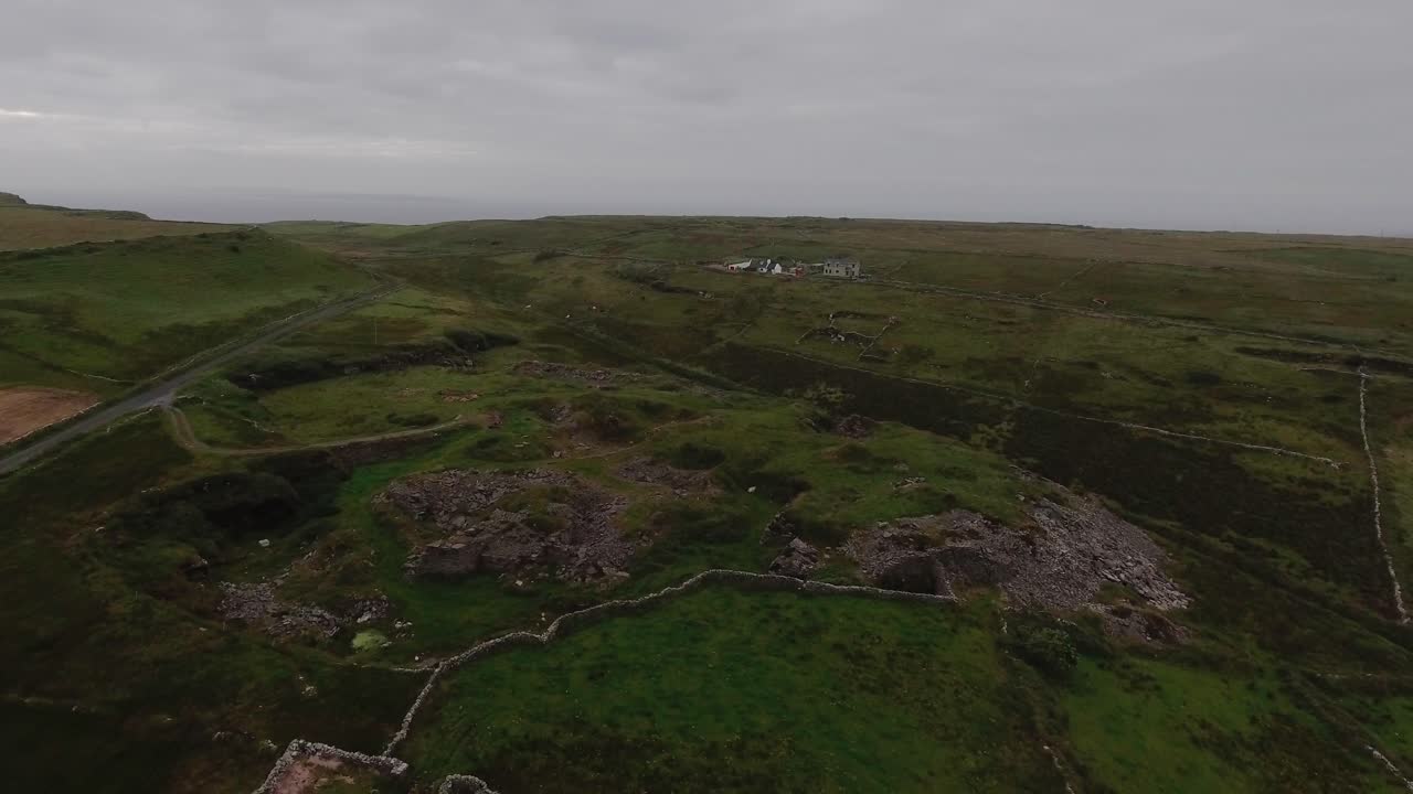 흐린 날 황혼의 녹색 풍경