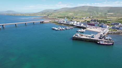 portmagee harbour condado de kerry, irlanda puente de carretera a la isla de valentia vista aérea de un dron