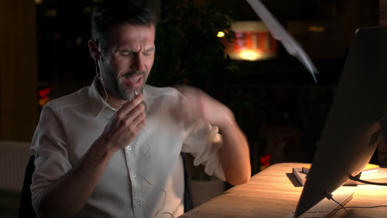 hombre de negocios enojado hablando por teléfono móvil