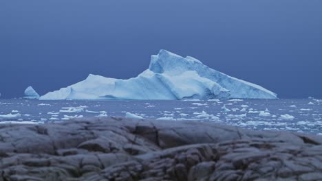 Paisaje-Antártico-De-Icebergs-Y-Hielo-En-La-Península-Antártica-En-Un-Vasto-Y-Espectacular-Paisaje,-Hermoso-Paisaje-Marino-Con-Grandes-Formas-Inusuales-En-Una-Escena-Costera-Azul-De-Invierno