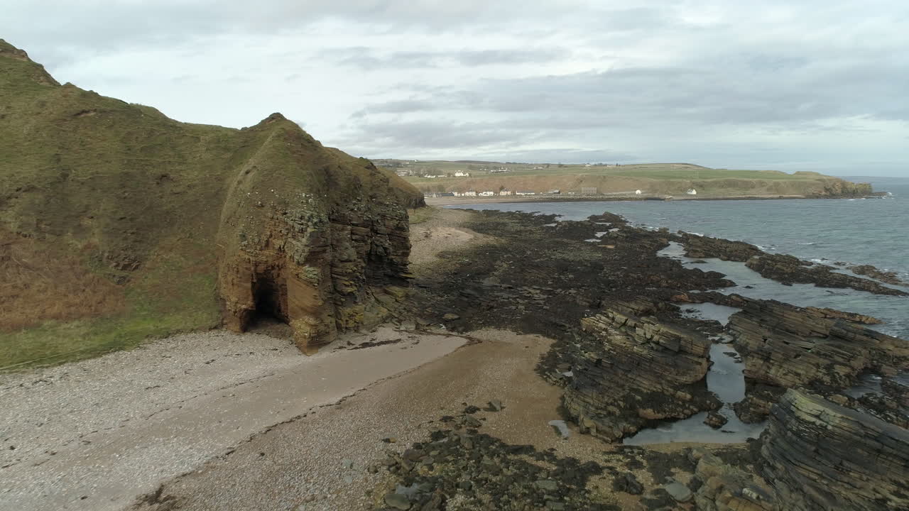 vista aérea de la zona costera rocosa en dirección a dunbeath, caithness, escocia