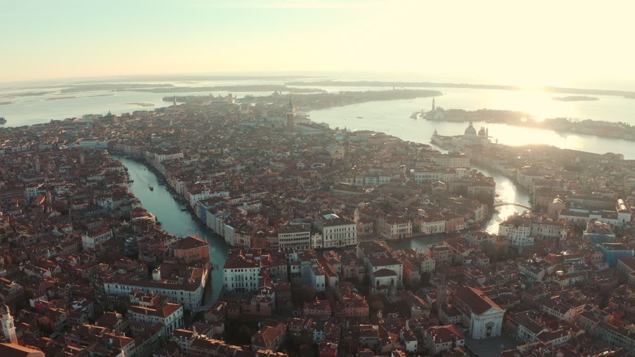 Filmiske nedadgående droneoptagelser mod Ponte dell'Accademia og Venedig Basilika ved solopgang
