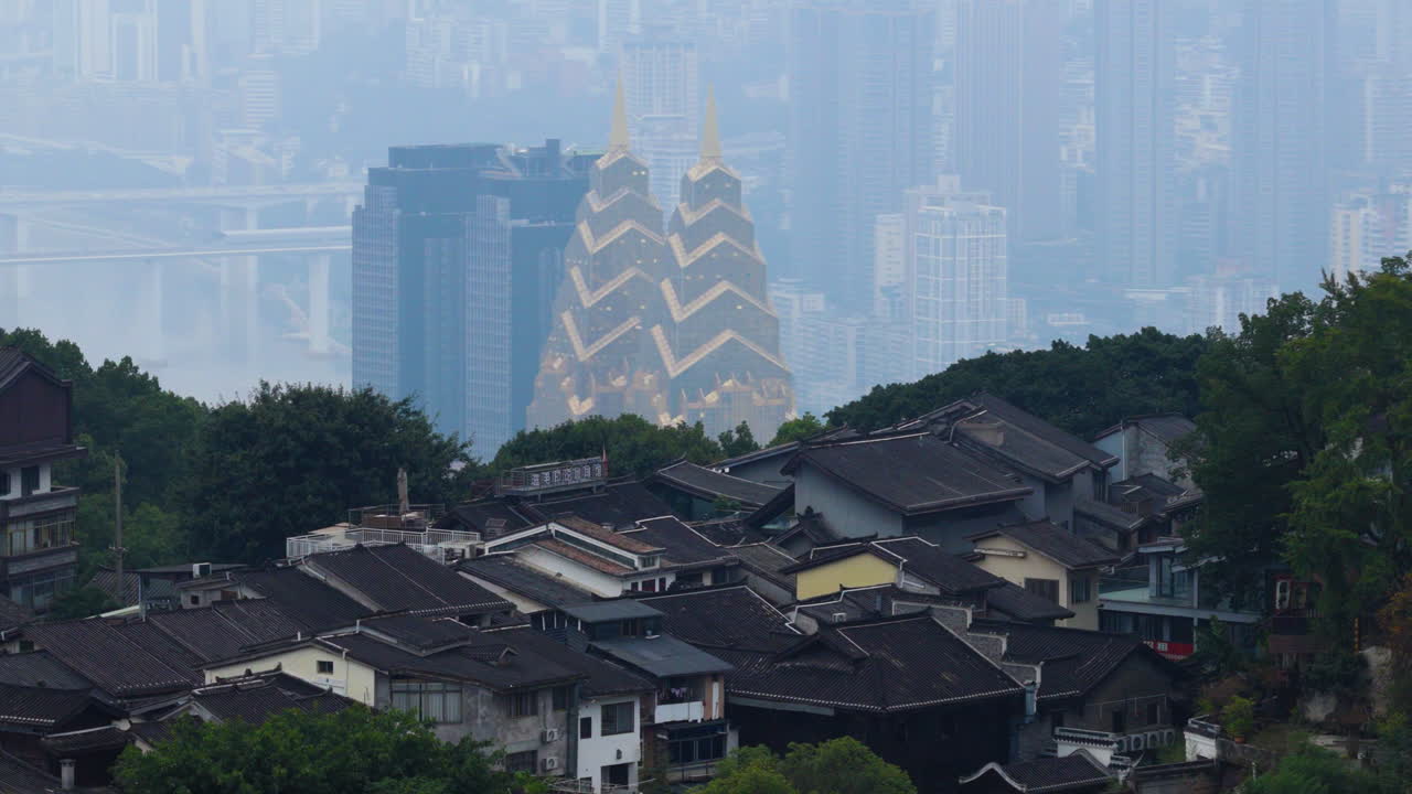 Paisagem Urbana Nebulosa de Chongqing, China, Vista da Rua Antiga Huangjueya com Casas em Estilo Chinês Tradicional. Tomada aérea.