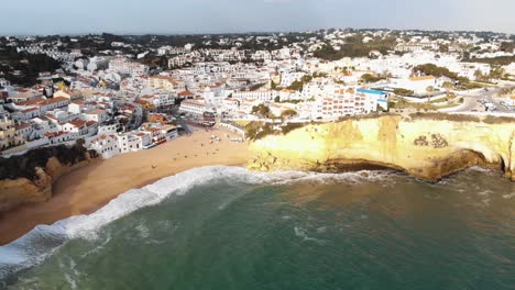 Vista-Panorámica-De-La-Playa-De-Carvoeiro-Y-Del-Paisaje-Urbano-Al-Atardecer---Amplia-Toma-Aérea