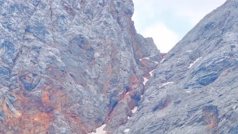 terreno volcánico como el valle de deslizamiento de pragser wildsee italia
