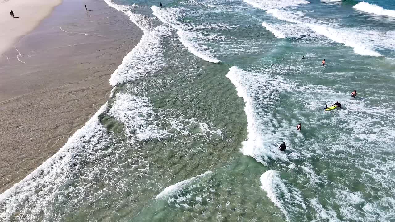 surfistas disfrutando de las olas en finger head, australia