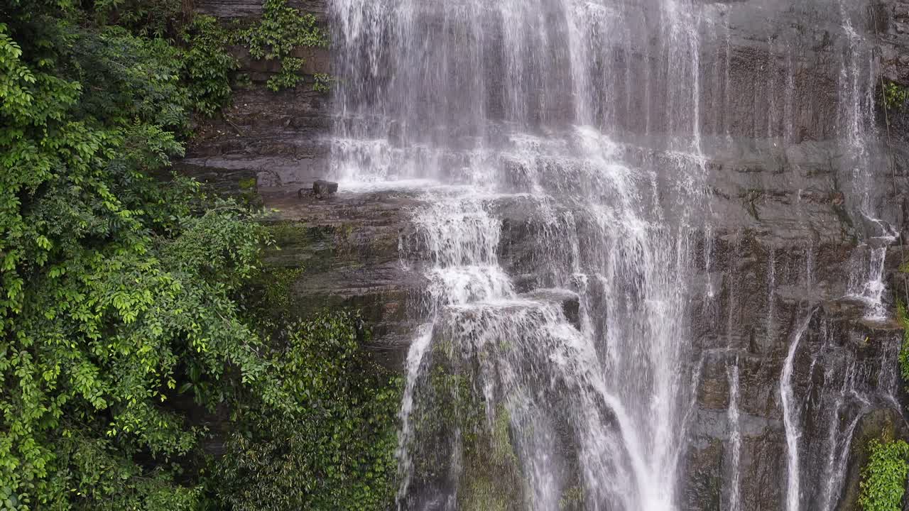 increíble cascada de pubutang en las montañas kársticas de yangshuo, china, vista aérea de 4k