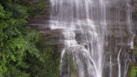 Erstaunlicher-Pubutang-Wasserfall-In-Den-Karstbergen-Von-Yangshuo,-China,-Luftbild-4k