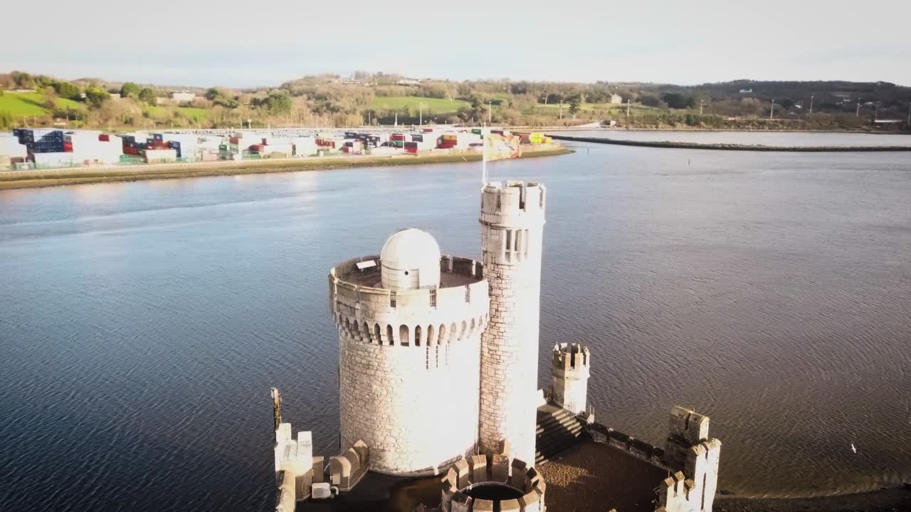 검은 바위 성 공중 드론 영상이 가까워졌다가 멀어짐