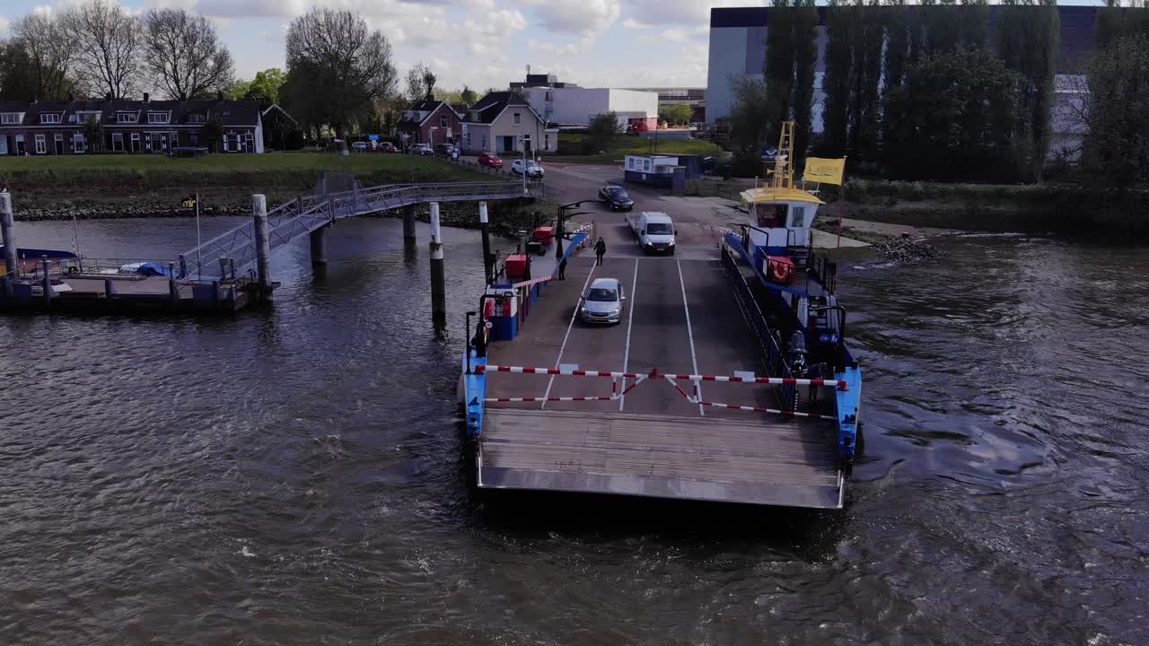 네덜란드 킨더다이크 마을 항구의 페리보트에 차량들이 줄지어 서 있다