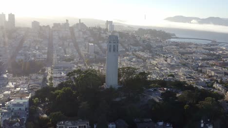 aéreo, san francisco coit tower y paisaje urbano, panorámica derecha drone 04