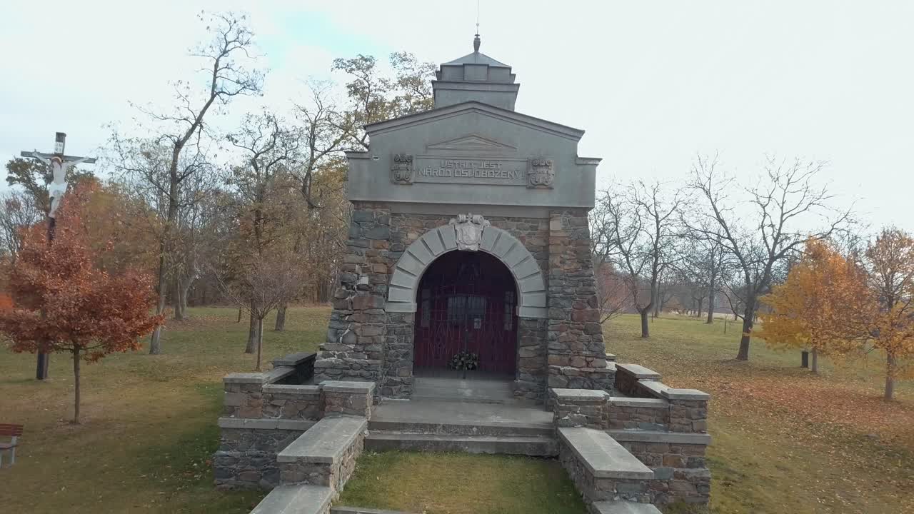 일부 계단을 통해 작은 마을 교회 뒤로 이동하는 조감도