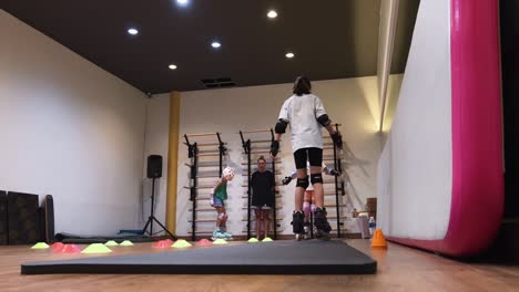 sesión de entrenamiento de patinaje sobre ruedas para niños