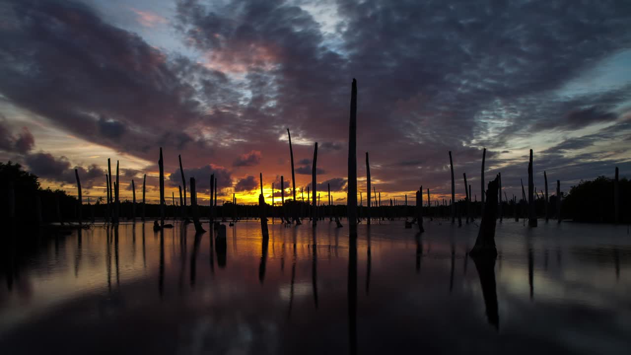 아포칼립스적인 드라마틱한 구름과 호수 위의 해가 지는 모습, 타임스