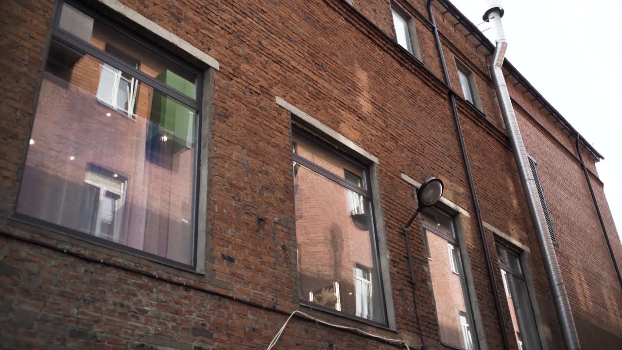 창문 이 있는 벽돌 건물