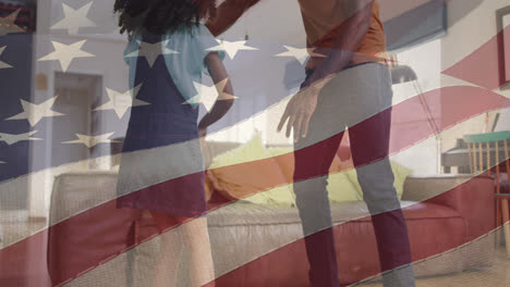 animación de la bandera de los estados unidos de américa sobre un padre y una hija afroamericanos bailando