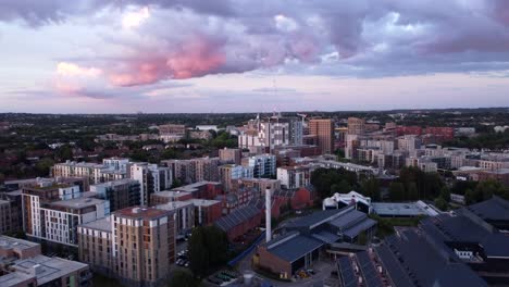 drone volando rápidamente sobre la ciudad en inglaterra