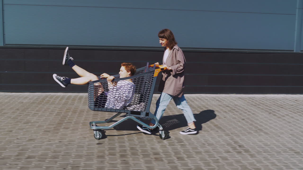 amigos empujando el carrito de compras