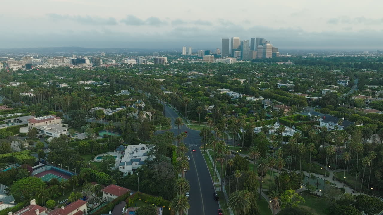 드론에서 볼 수 있는 베버리 힐스의 이웃, 고급스러운 로스앤젤레스 이웃의 낮 시간 촬영