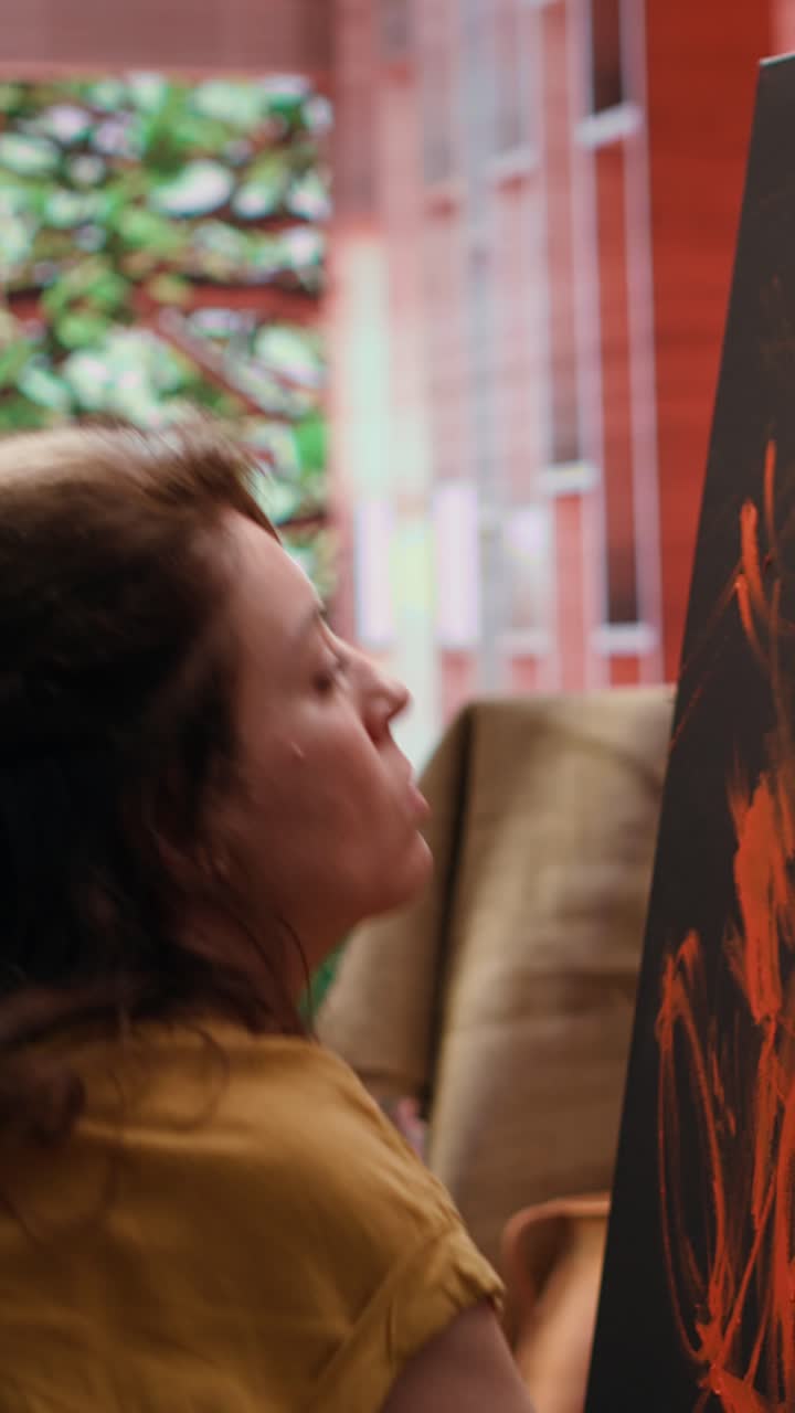 Artista creativo che dipinge arte astratta su tela con colori vivaci