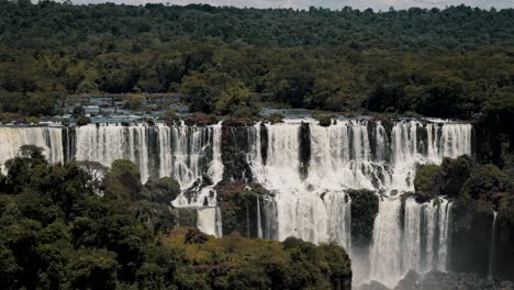 Densa-Selva-Tropical-Y-Gigantescas-Cascadas-De-Las-Cataratas-Del-Iguazú-En-La-Provincia-De-Misiones,-Argentina