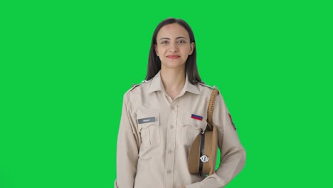 oficial de policía india feliz quitando la pantalla verde de la tapa