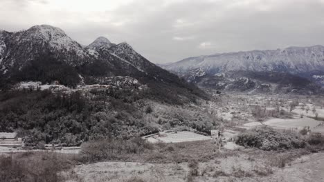 Aéreo---Pueblo-De-Virpazar-En-Invierno-Nevado,-Montañas,-Bar,-Montenegro,-Adelante