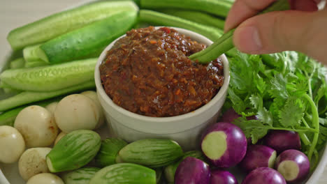 pasta de chile de pescado fermentado con verduras frescas - estilo de comida saludable