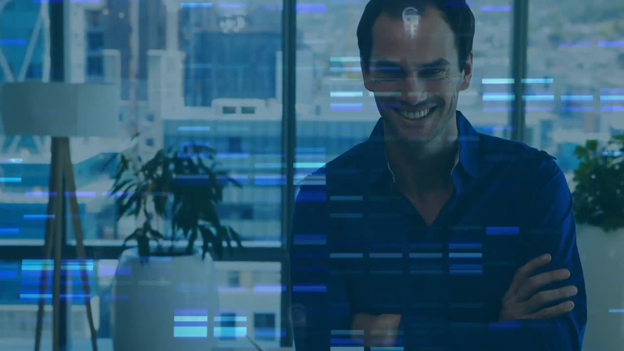 cuadrados de mosaico azul contra el retrato de un hombre de negocios caucásico sonriendo en la oficina