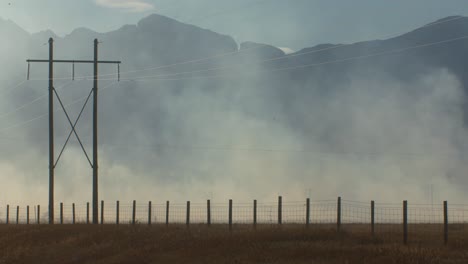 humo del fuego por las líneas eléctricas