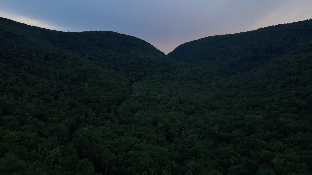 imágenes de video de drones aéreos de las montañas apalaches después del atardecer durante las cálidas noches de verano
